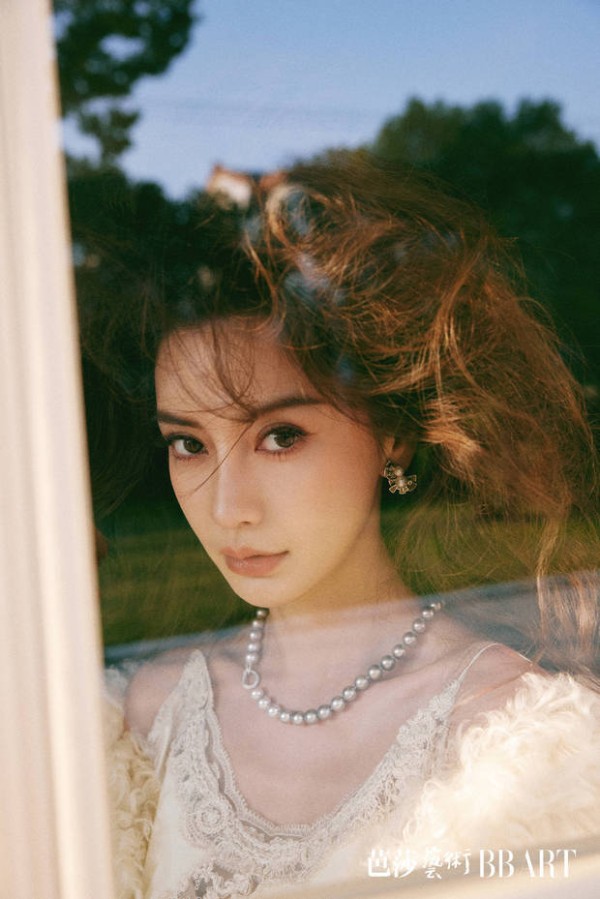 杨颖眼神凌厉。