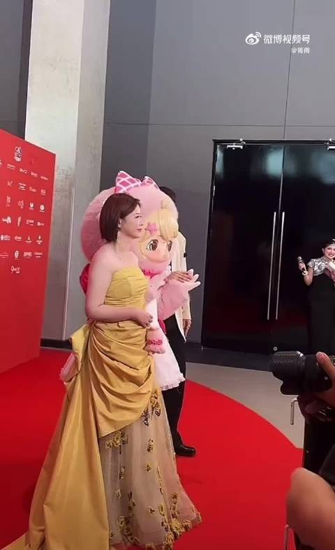 杜华泰式红毯短发御姐范十足，自带甜美保镖