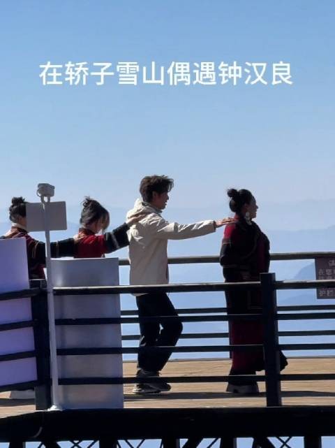 只要有人陪他跳舞牵手搭肩都可以