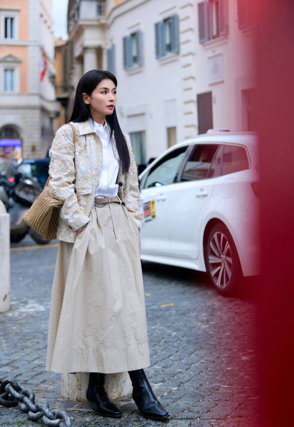 刘涛漫步街头,状态惬意。