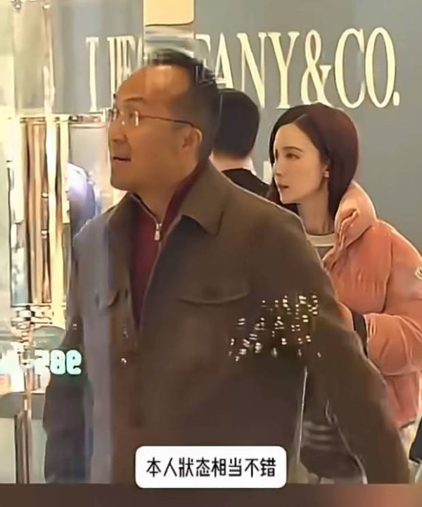 搜狐娱乐讯 12月17日,有人拍到张萌一家出门逛街,在路边上车前张萌突然上前跟老公亲亲,好甜啊!