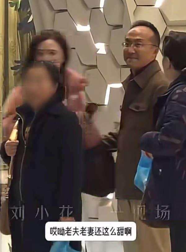 张萌老公面带微笑,夫妻感情甜蜜。