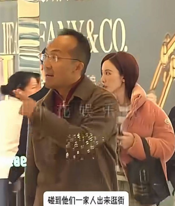 张萌与老公一起逛街。