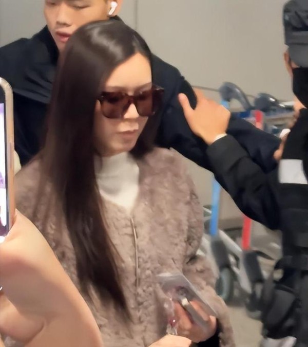文咏珊产后现身机场!面部浮肿双下巴超真实,和粉丝合影毫无架子