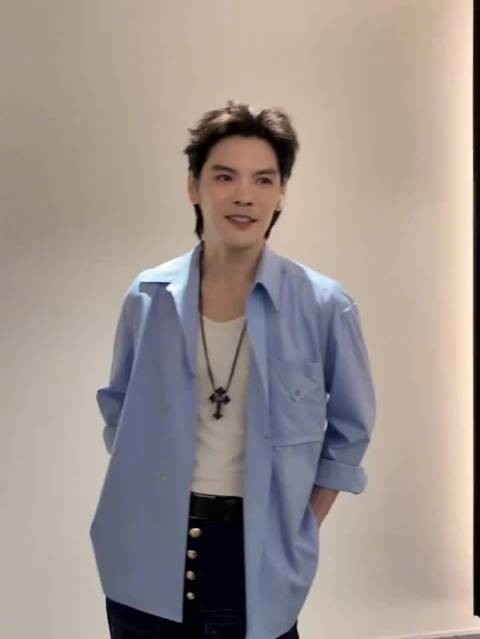 向佐颜值回归巅峰状态引关注