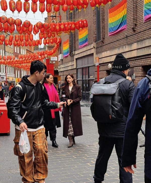 沈梦辰伦敦唐人街被网友偶遇,又高又瘦超漂亮,气质绝美超吸睛!