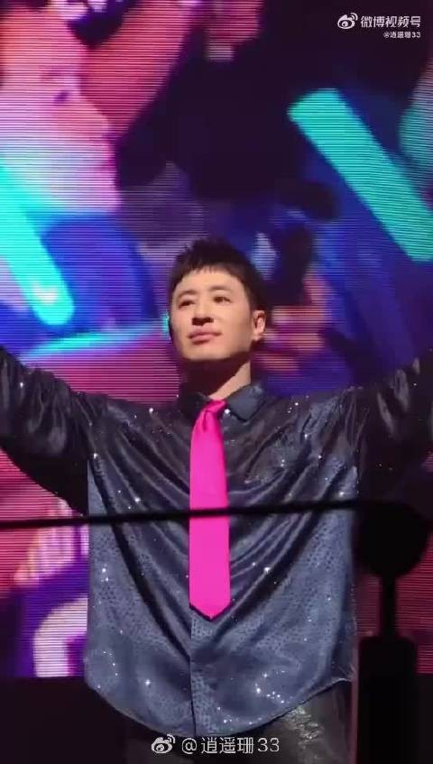 潘玮柏昆明演唱会舞美设计引热议,73米舞台12米升降机挑战体能极限