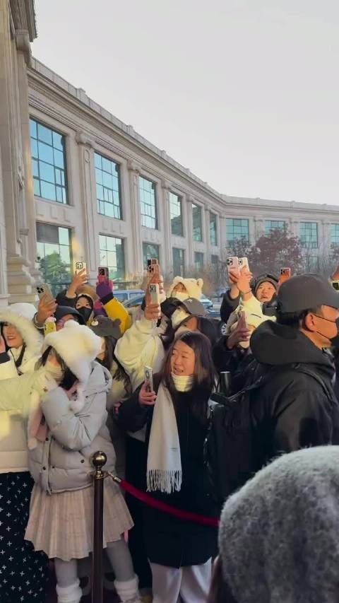 王鹤棣现身哈尔滨引粉丝接机,穿冬装挥手互动