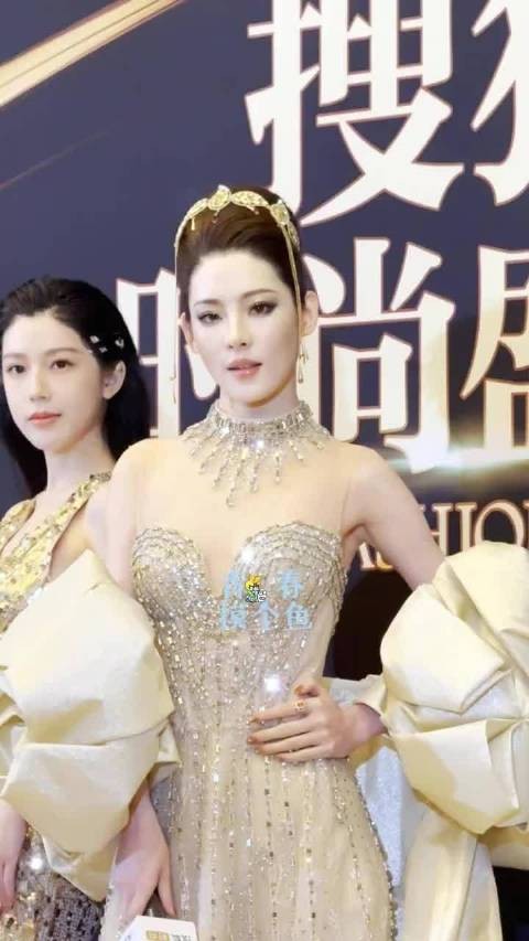 美女好自信,这个美伢完全是女王级别!谁懂这个眼神!