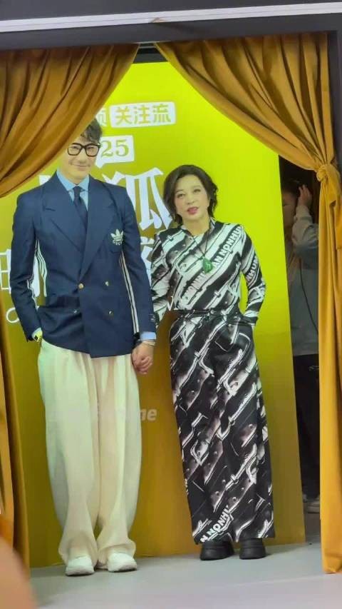 胡兵刘晓庆牵手走红毯,难以想象这俩人加起来快130岁了