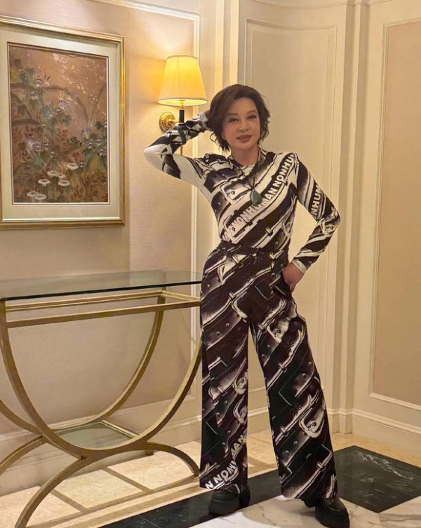 刘晓庆盘发亮相，笑容明媚状态松弛