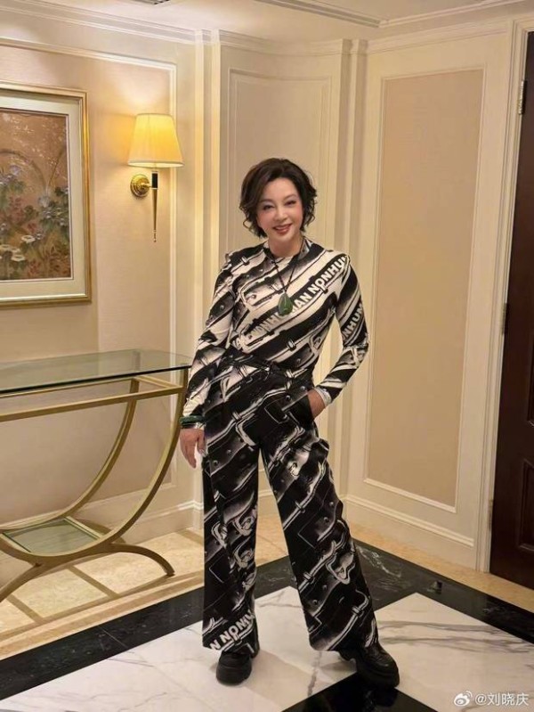 刘晓庆单手叉腰。