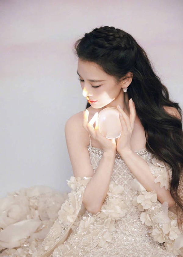 黄圣依氛围感好绝。