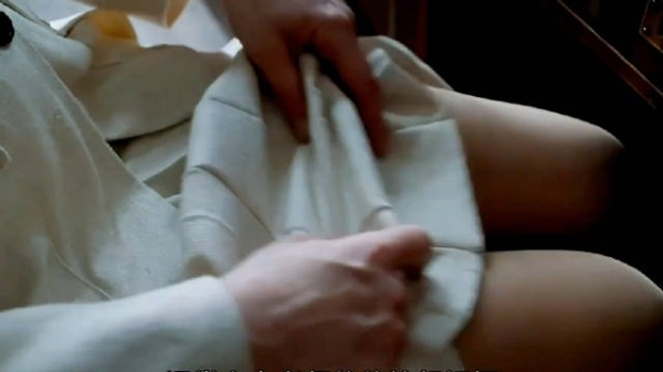 课堂上女老师偷偷撩起裙摆,露出吊带丝袜,接着在课本的右下角留下房间号