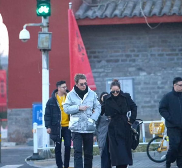 神仙爱情！巩俐夫妇北京中轴线撒糖！终于是嫁对了人！