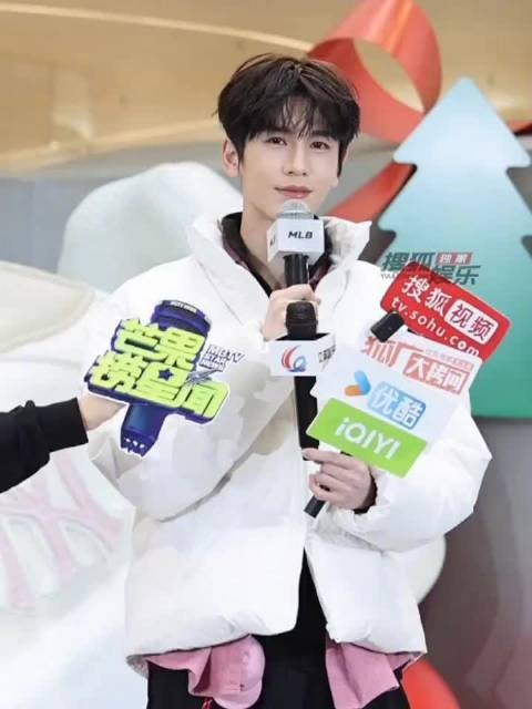 张凌赫透露一月初进新组，生日将开直播互动