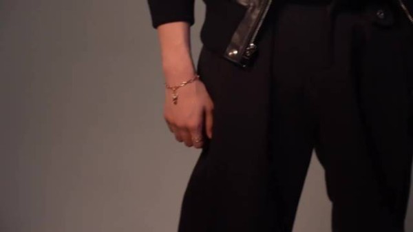 张艺兴登时装男士封面，用行动诠释表现力