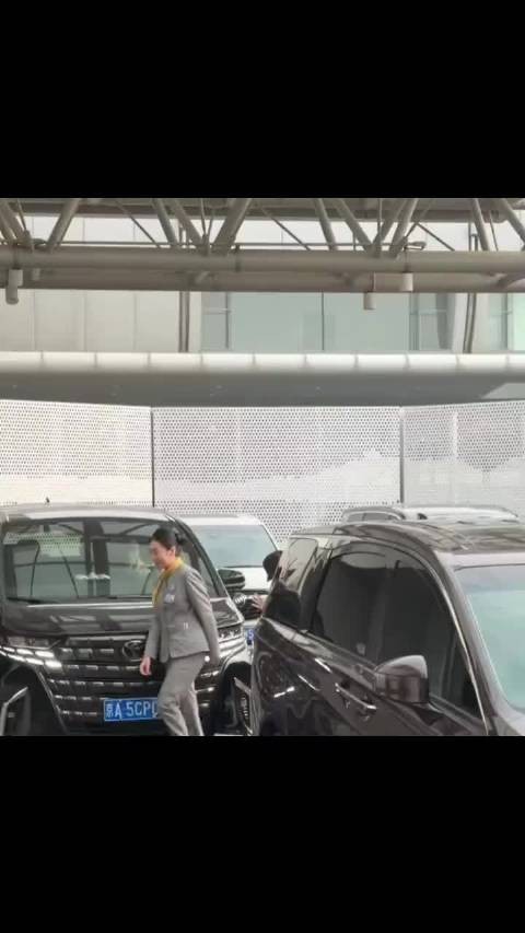 白鹿出发参加星光大赏 期待红毯造型!