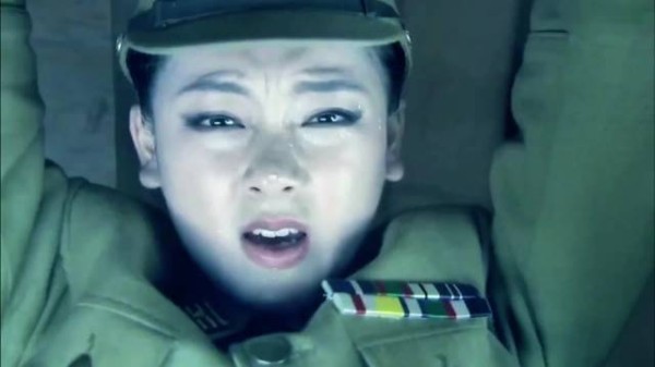 为了窃取重要情报，女特工悄悄躲在了房檐上