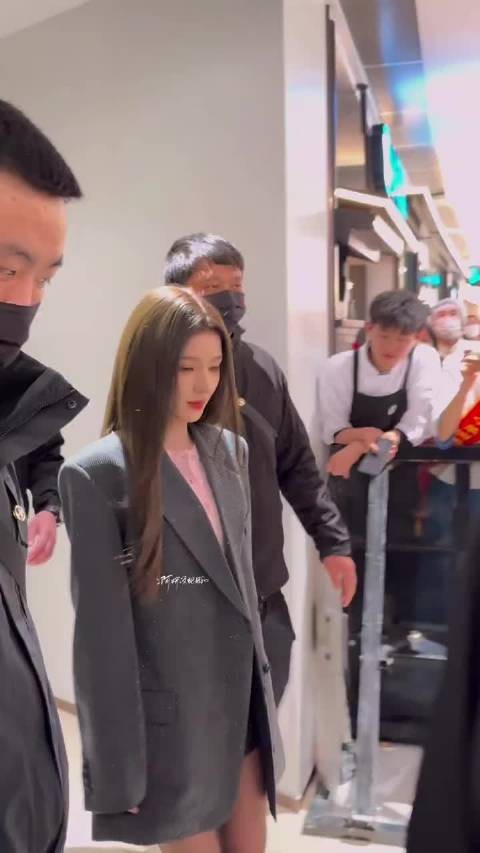 张予曦黑长直黑西装亮相,气场全开惊艳众人