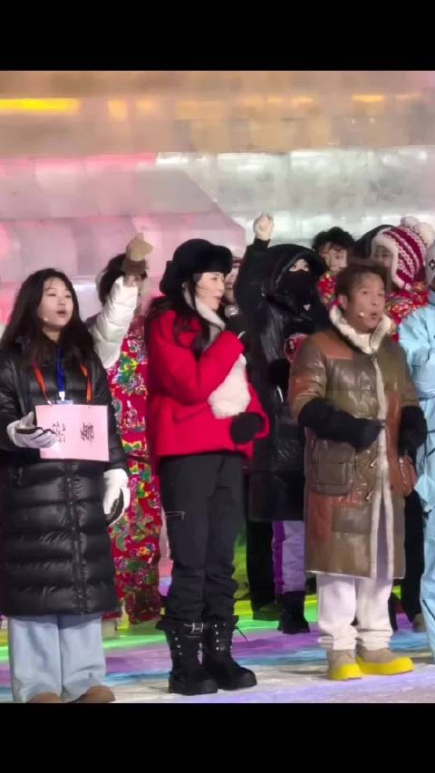 宋小宝站在刘涛身旁，是真的黑呀