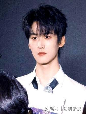 23岁周柯宇《狙击蝴蝶》爆红！亲二哥是「短剧男神」坎坷身世曝光