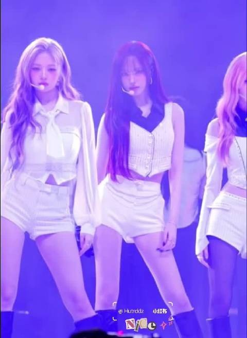 IVE莉兹舞台直拍惊艳全场，化身发光体引爆热度