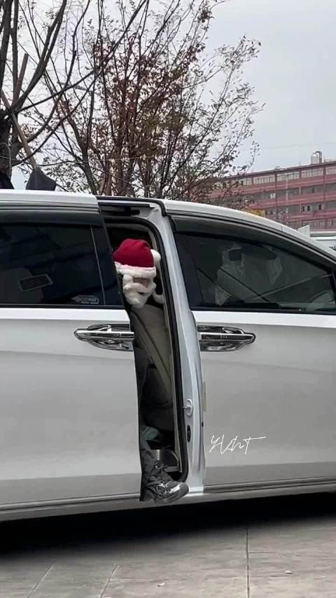 徐振轩cos圣诞老人亮相平安夜