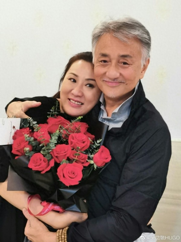 66岁吴岱融庆祝结婚30周年，给妻子送花简单过，自曝财产全给妻子