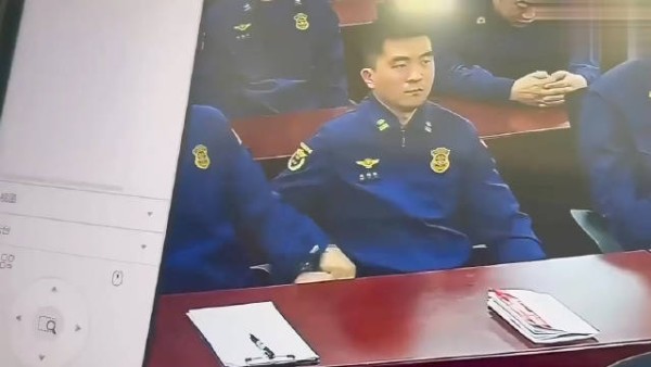 严重怀疑他俩肯定有故事