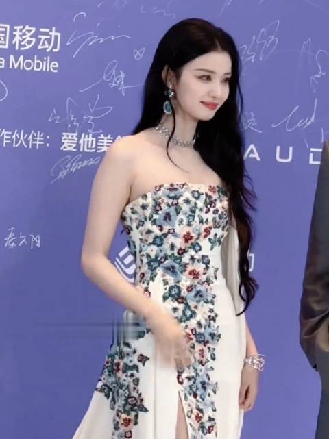 天底下所有形容女人美丽的词语用在王楚然身上应该都不算夸张