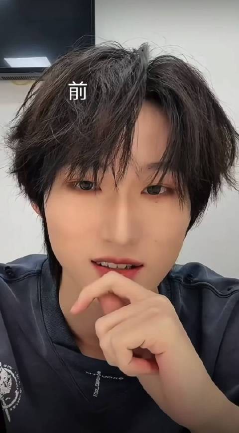 黄朔直播的时候后面传来穆祉丞说王橹杰你在干嘛的声音