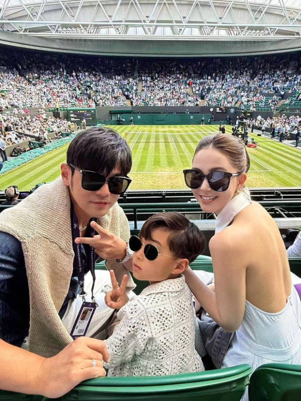 周杰伦一家三口看比赛，心情大好。