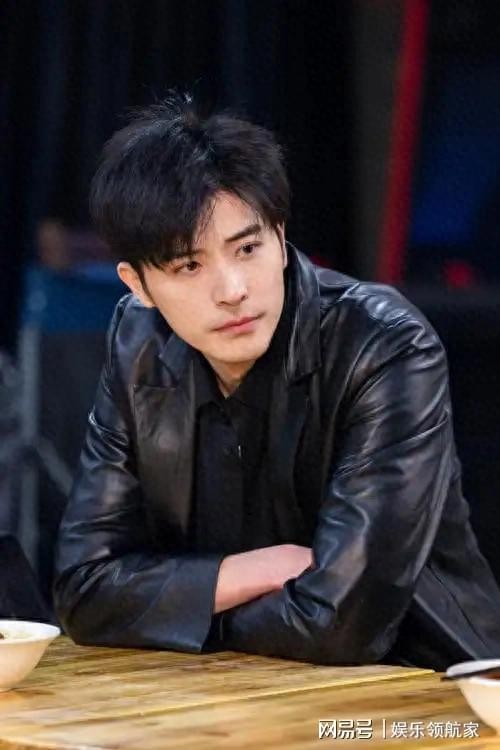 徐开骋被曝新恋情牵手素人，旧账未清遭全网质疑，事业翻红梦碎？