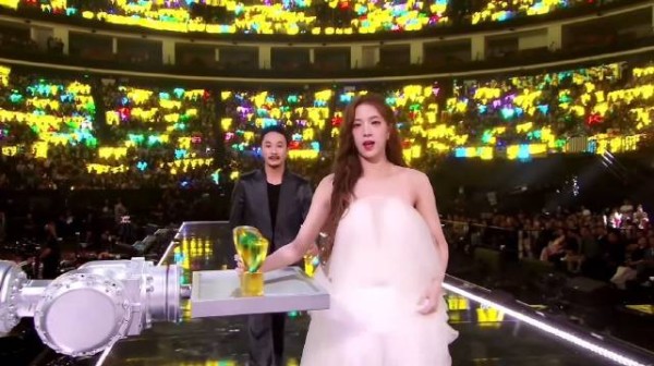 欧阳娣娣拿下年度新锐之星，一袭白色纱裙，美到爆炸！丨星光大赏