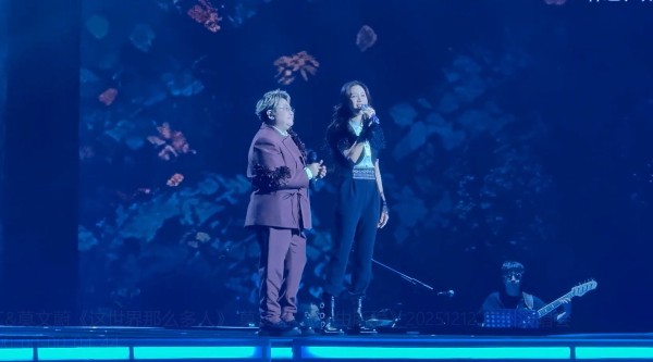 韩红莫文蔚合唱这世界那么多人现场版