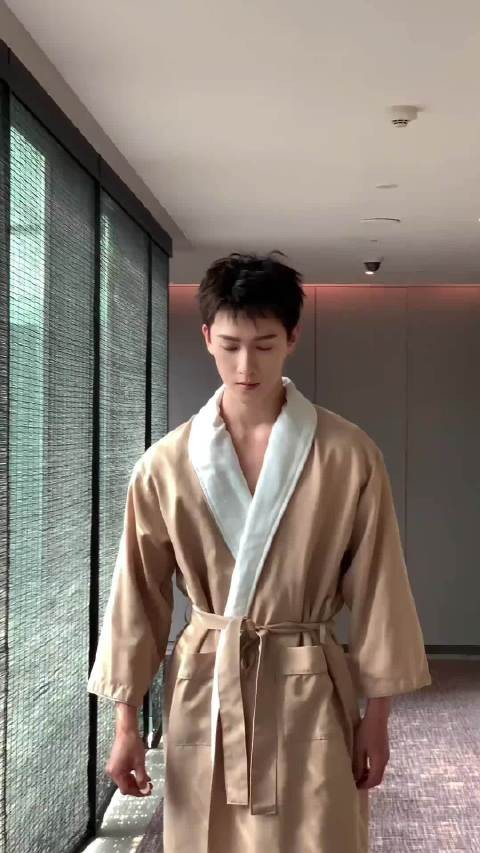 李昀锐这个黑西装真的有点绝哦，身材颜值都超级好！