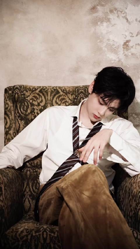 田栩宁抱孩子照被质疑AI合成，网友指其仅露四指