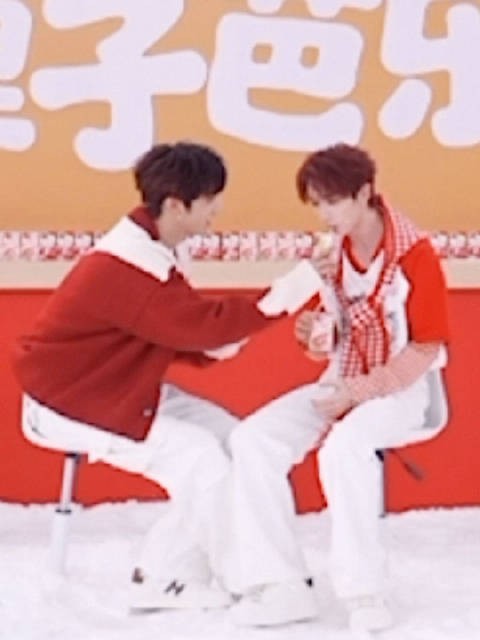 幺文自己喝完后第一口要先喂丁儿，就是这么直接喂，两位的腿都交叠了