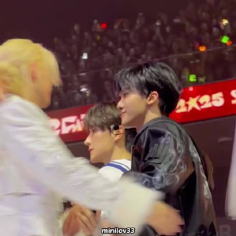 推1.7万转：SBS歌谣大战ending时互动的罗渽民&方灿&李龙馥