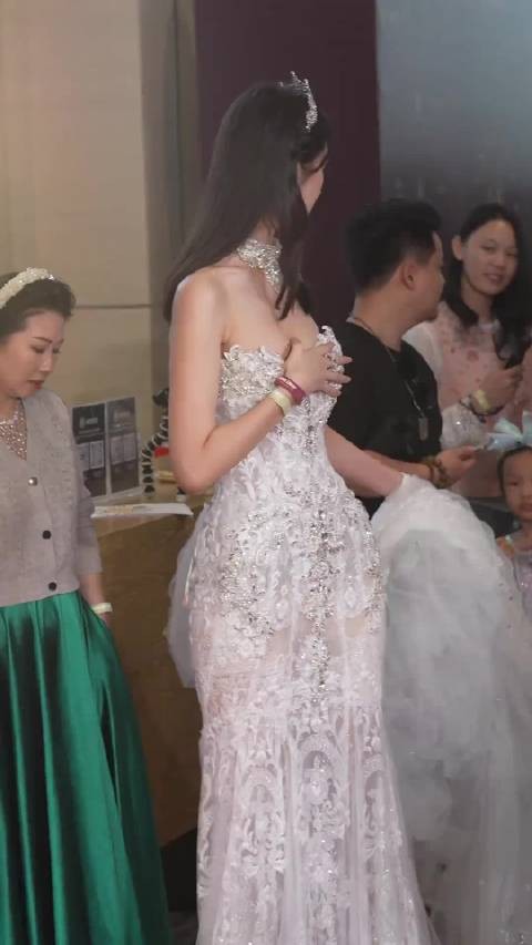 白舒,全球中华小姐中国总冠军,身高180