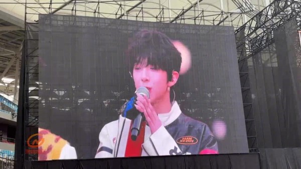 陈浚铭上台介绍CUT 专属表情：大笑 机车造型好帅好帅 TF家族新音 新音灯牌