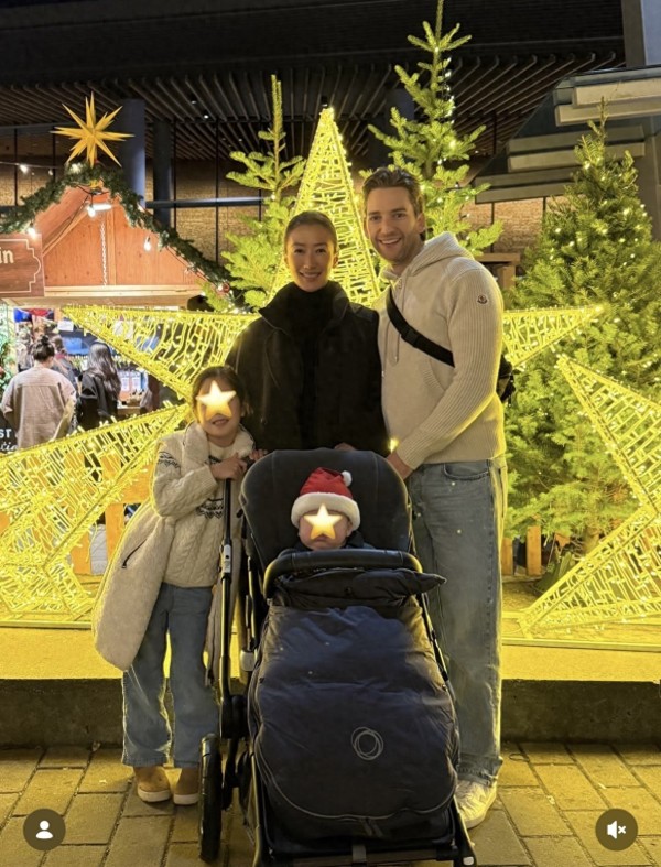谢婷婷一家圣诞外出，半岁儿子戴圣诞帽亮相，小7岁男友抱娃喂奶