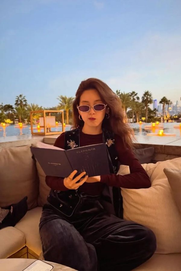 章泽天INS晒照：迪拜酒店过节日，与圣诞树合影很惬意！