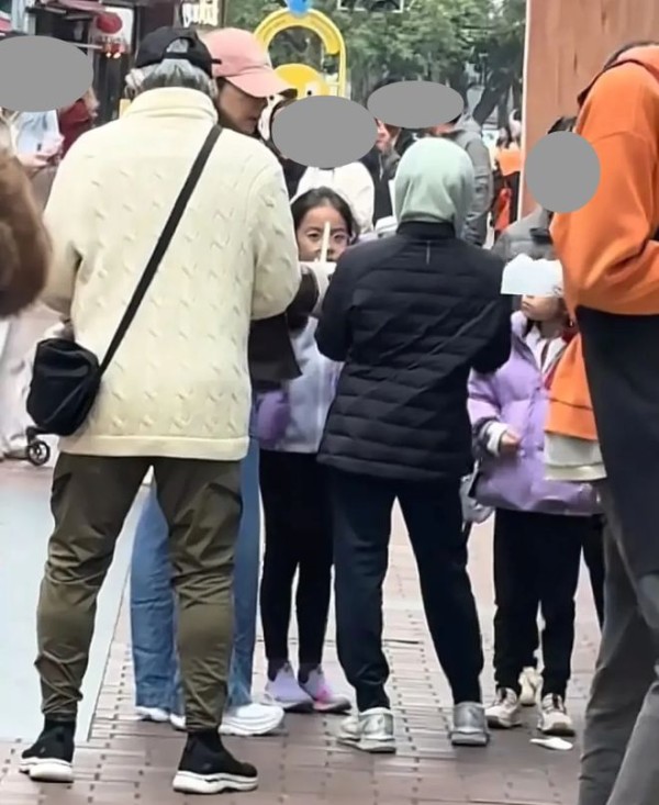 霍启刚郭晶晶南沙被偶遇，大女儿近视戴眼镜，霍震霆陪孩子逛街