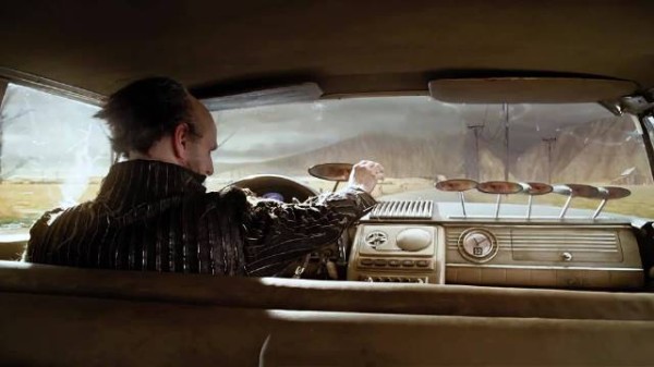 故意把车停在轨道上 里面还有三个孩子