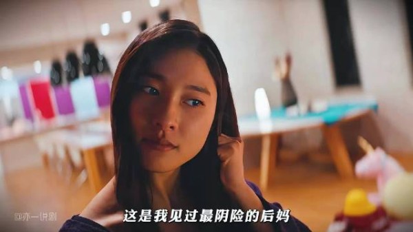 后妈偷偷给女儿的饭团放硬币，没想到女儿的反击让她彻底奔溃！