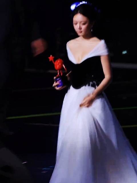 赵今麦黑白纱裙亮相舞台，手捧红奖杯尽显优雅灵动