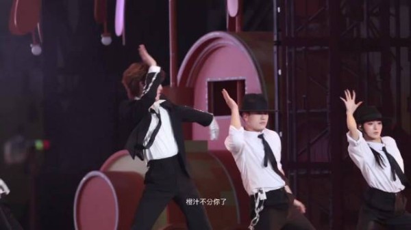 张泽禹黑西装造型诠释废土风狂野魅力