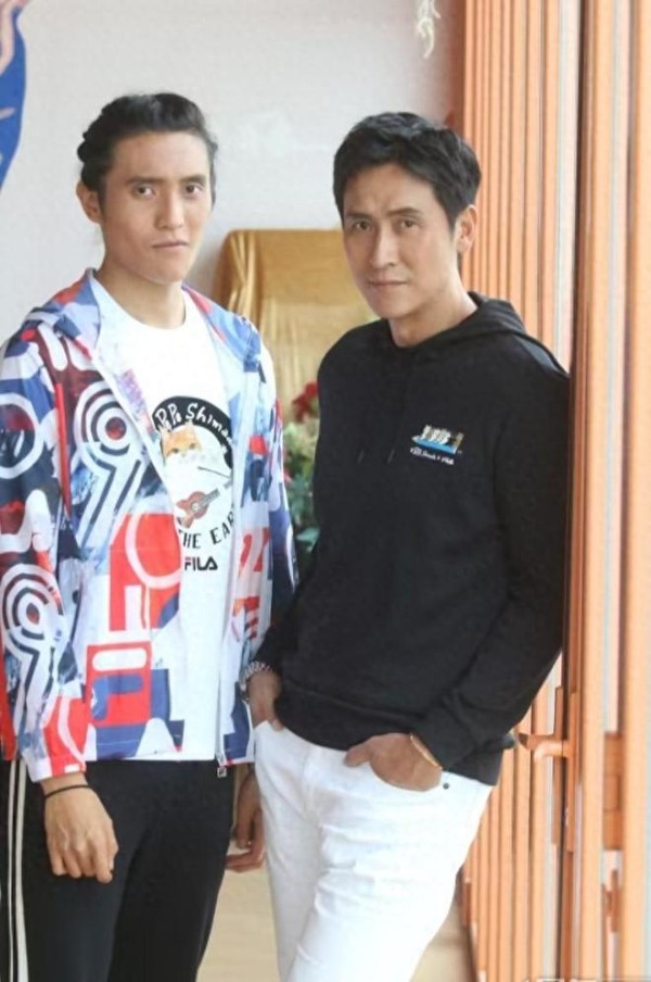 TVB视帝儿子再陷性取向疑云！与男伴暧昧互动，曾被嘲比爸爸还老